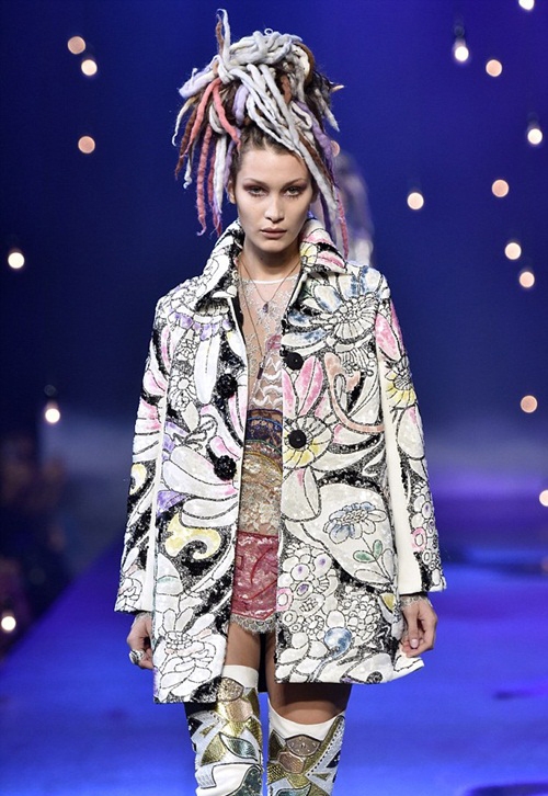 Kendall Jenner, Bella Hadid khoe ngực ở hậu trường thời trang