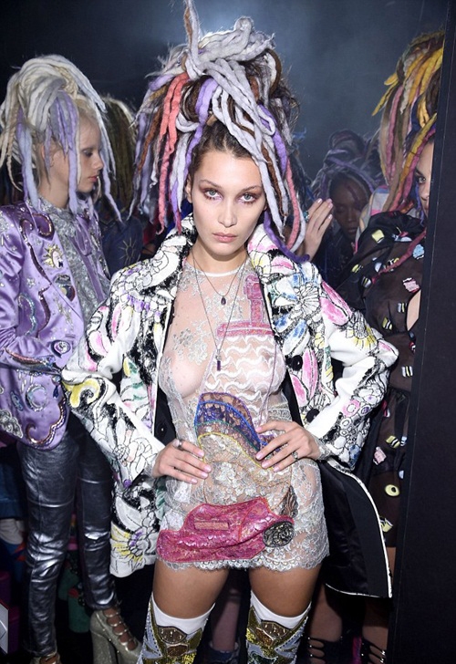 Kendall Jenner, Bella Hadid khoe ngực ở hậu trường thời trang