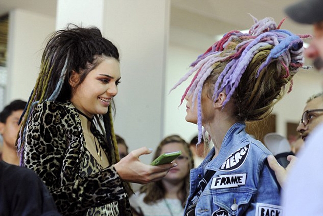 Kendall Jenner, Bella Hadid khoe ngực ở hậu trường thời trang