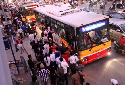Toàn thành phố Hà Nội mới chỉ có 1,3km đường dành riêng cho xe buýt (Ảnh: Việt Hưng)