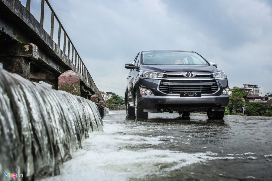 Toyota Innova 2.0V 2016 - quen ma la trong tam gia 1 ty hinh anh 3