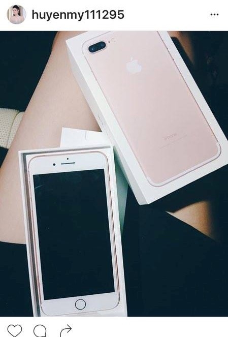 A hau Huyen My, vo Binh Minh khoe iPhone 7 moi tau hinh anh 1