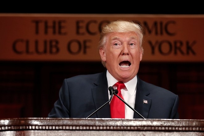 Donald Trump doi tuoc sung cua doi bao ve Hillary Clinton hinh anh 1