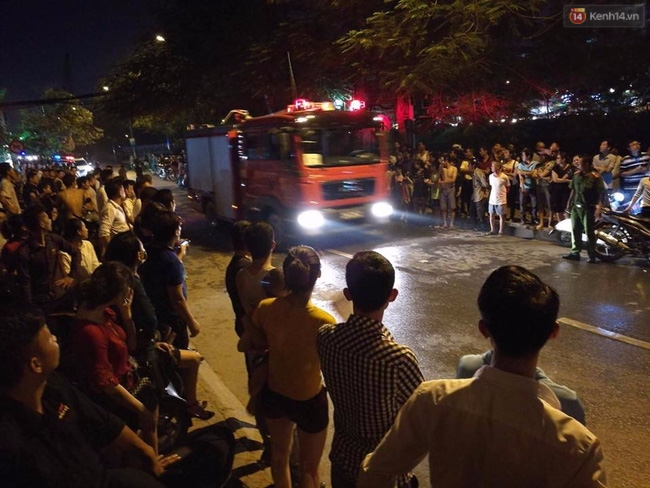 Hà Nội: Đang cháy lớn tại quán karaoke ở Nguyễn Khang, điều xe vòi rồng đến dập lửa - Ảnh 12.