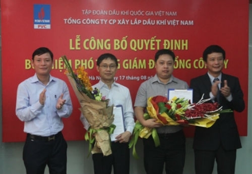 Ông Trần Minh Tuấn (thứ hai từ phải sang) trong ngày nhận quyết định bổ nhiệm Phó Tổng giám đốc cùng với ông Nguyễn Mạnh Tiến (áo trắng ở giữa)