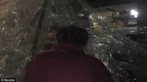 Quấn gần 100km băng dính quanh nhà khi bố mẹ đi du lịch - ảnh 6