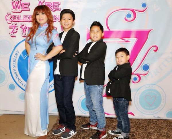 trizzie-giat-minh-khi-con-trai-hoi-bao-gio-moi-co-cha-duong