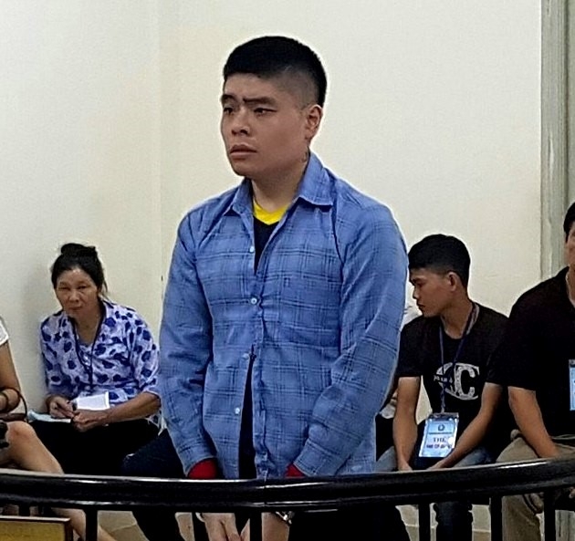 Cau chu chem nhan vien suyt chet vi khong cho muon may tinh hinh anh 1