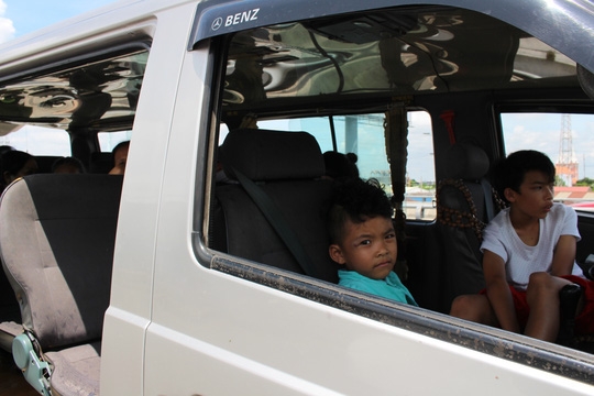  Các hành khách trên xe khách cũng được một phen thót tim, hai người bị thương. 