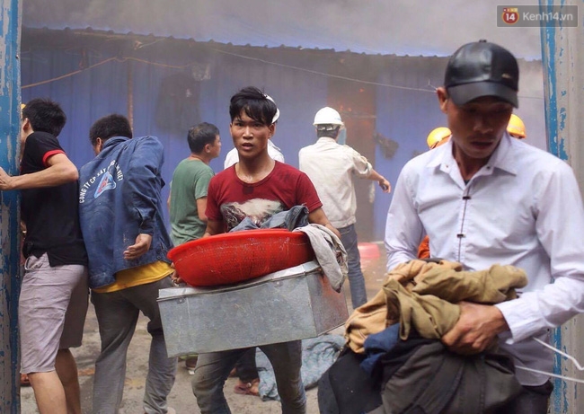 Hà Nội: Cháy lán trại của hàng trăm công nhân tại quận Hoàng Mai, lửa bùng lên dữ dội - Ảnh 9.