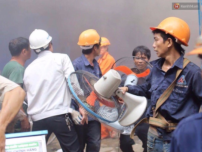 Hà Nội: Cháy lán trại của hàng trăm công nhân tại quận Hoàng Mai, lửa bùng lên dữ dội - Ảnh 10.