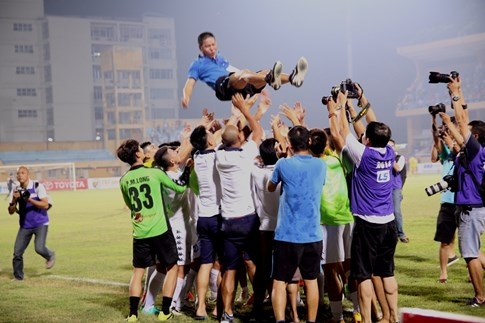 [CHÙM ẢNH] Hà Nội T&T nghẹn ngào cảm xúc đăng quang V-League 2016 - ảnh 2