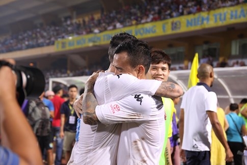 [CHÙM ẢNH] Hà Nội T&T nghẹn ngào cảm xúc đăng quang V-League 2016 - ảnh 3