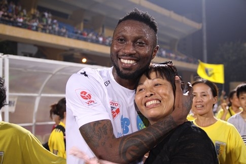 [CHÙM ẢNH] Hà Nội T&T nghẹn ngào cảm xúc đăng quang V-League 2016 - ảnh 6