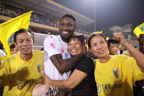 [CHÙM ẢNH] Hà Nội T&T nghẹn ngào cảm xúc đăng quang V-League 2016 - ảnh 7