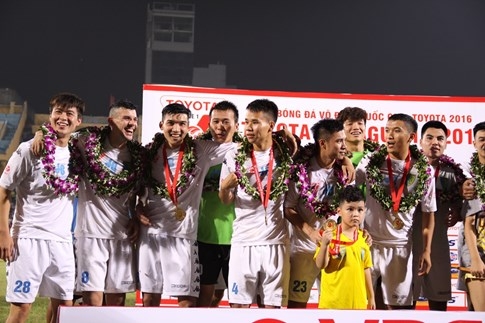 [CHÙM ẢNH] Hà Nội T&T nghẹn ngào cảm xúc đăng quang V-League 2016 - ảnh 13