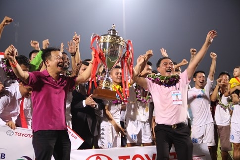 [CHÙM ẢNH] Hà Nội T&T nghẹn ngào cảm xúc đăng quang V-League 2016 - ảnh 16