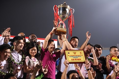 [CHÙM ẢNH] Hà Nội T&T nghẹn ngào cảm xúc đăng quang V-League 2016 - ảnh 17