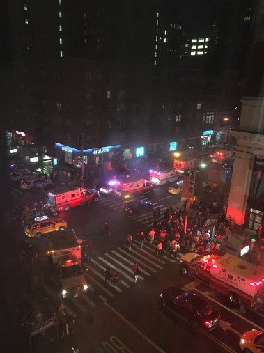 Hiện trường tan hoang vụ nổ bom rung chuyển ở New York - ảnh 11