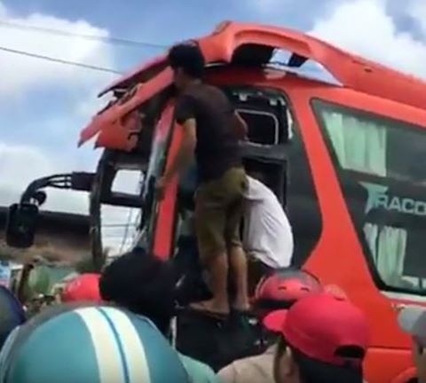 Kết quả hình ảnh cho Nhân viên xe Phương Trang tử vong sau cú tông trực diện