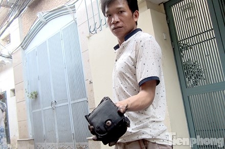 Anh Chiến may mắn tìm thấy chiếc ví sau khi đám cháy xảy ra. Ảnh: Thanh Hà.