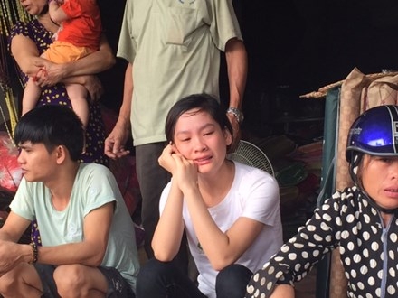 Tiểu thương đau xót vì hàng trăm triệu đồng biến thành tro bụi.