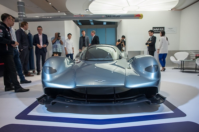Tương tự Bugatti Chiron, siêu phẩm Aston Martin AM-RB 001 cũng được trưng bày tại đường đua nơi diễn ra chặng Singapore F1 Grand Prix vào cuối tuần này. Tuy nhiên, khác với Bugatti Chiron, Aston Martin AM-RB 001 mới chỉ dừng ở mức xe concept.
