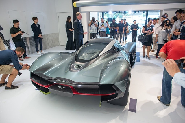 Là thành quả hợp tác giữa hãng Aston Martin và đội đua F1 Red Bull Racing, AM-RB 001 sẽ thiết lập một tiêu chuẩn mới cho siêu xe đường phố. Đây hứa hẹn sẽ là mẫu siêu xe thương mại có khả năng đánh bại ông hoàng tốc độ Bugatti Chiron mới ra mắt.