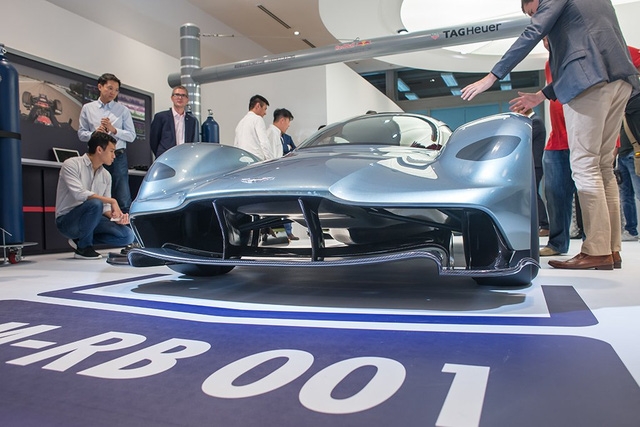 Trên thực tế, AM-RM 001 hay Nebula chỉ là tên mã của mẫu siêu xe nhà Aston Martin. Hiện hãng Aston Martin vẫn chưa tiết lộ tên gọi chính thức của mẫu siêu xe F1 đường phố này.
