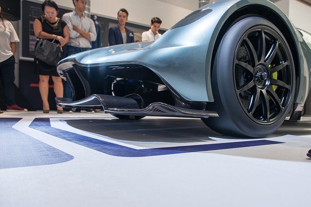  Bên trong Aston Martin AM-RB 001 vẫn có đầy đủ điều hòa không khí, hệ thống thông tin giải trí và 2 ghế ngồi. Ngay cả ông Reichman cao hơn 1,9 mét cũng có thể ngồi vừa ghế trong AM-RB 001 dù đội mũ bảo hiểm. 