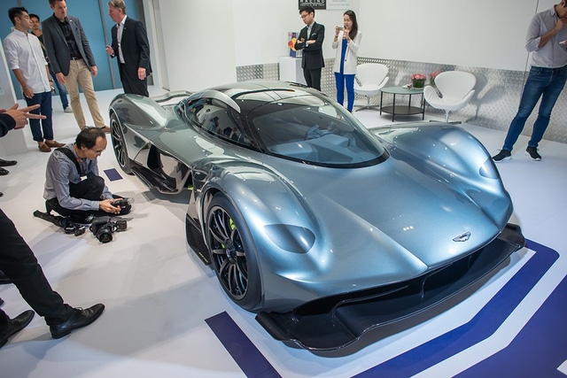 Phải đến năm 2020 mới xuất xưởng nhưng Aston Martin AM-RB 001 hiện đã lọt vào mắt xanh của khoảng 450 đại gia trên toàn thế giới. Tuy nhiên, trong số đó, sẽ có 300 đại gia phải thất vọng vì hãng Aston Martin chỉ dự định sản xuất đúng 150 chiếc AM-RB 001. Như vậy, tỷ lệ có thể mua thành công Aston Martin AM-RB 001 dự kiến có giá 4 triệu USD là 3 chọi 1.