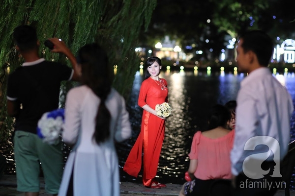 bi hài chuyện mùa cưới ở Hà Nội: 1 mét vuông chục cô dâu tranh nhau chụp ảnh
