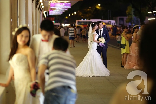 bi hài chuyện mùa cưới ở Hà Nội: 1 mét vuông chục cô dâu tranh nhau chụp ảnh