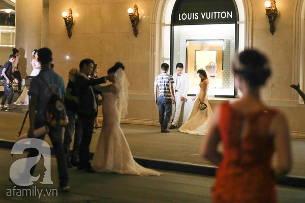 bi hài chuyện mùa cưới ở Hà Nội: 1 mét vuông chục cô dâu tranh nhau chụp ảnh
