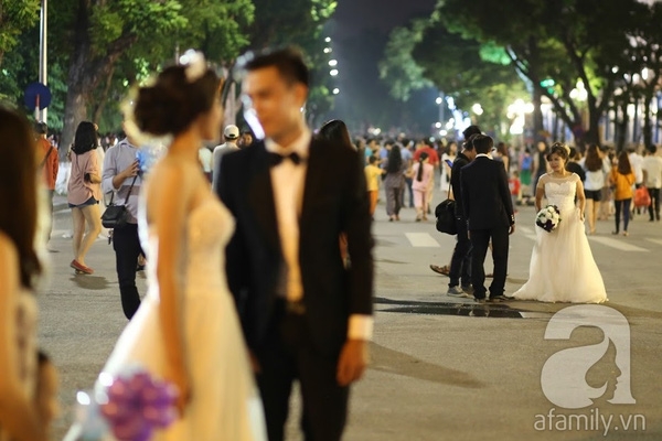 bi hài chuyện mùa cưới ở Hà Nội: 1 mét vuông chục cô dâu tranh nhau chụp ảnh