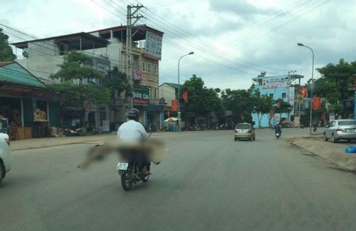 Hình ảnh người đàn ông chở thi thể Hình ảnh người đàn ông chở thi thể cuốn trong chiếc chiếu lan truyền mạng xã hội, được xác định là anh Lò Văn Muôn chở em gái Lò Thị Phanh mất trên đường xuất viện