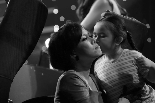 Giám khảo hoảng hốt nhìn thí sinh bị văng xuống đất khi đang đu dây - Ảnh 11.