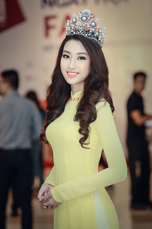 hoa-hau-my-linh-doi-vuong-mien-du-ngay-hoi-truong-4
