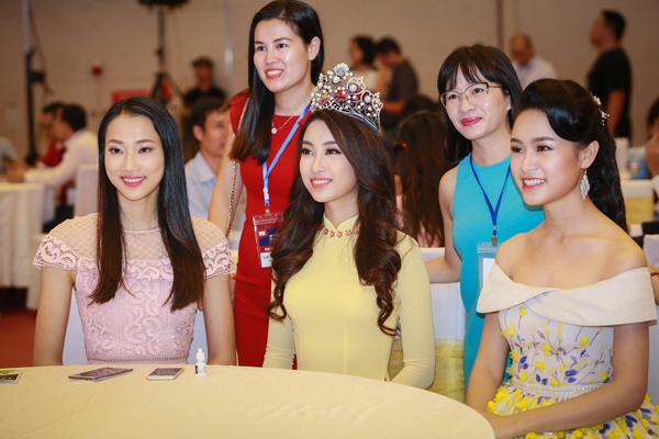 hoa-hau-my-linh-doi-vuong-mien-du-ngay-hoi-truong-6