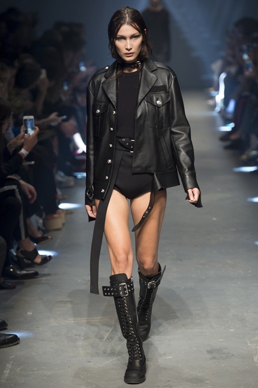 Người mẫu dùng thắt lưng che ngực trong show Versace