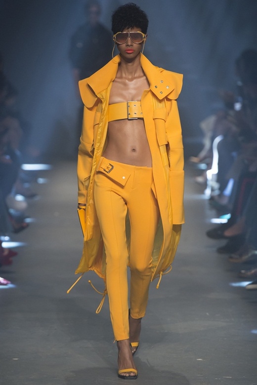 Người mẫu dùng thắt lưng che ngực trong show Versace