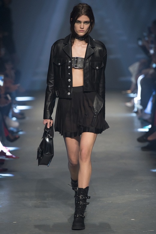 Người mẫu dùng thắt lưng che ngực trong show Versace