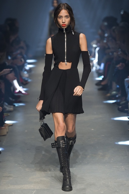 Người mẫu dùng thắt lưng che ngực trong show Versace