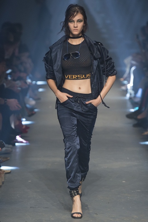Người mẫu dùng thắt lưng che ngực trong show Versace