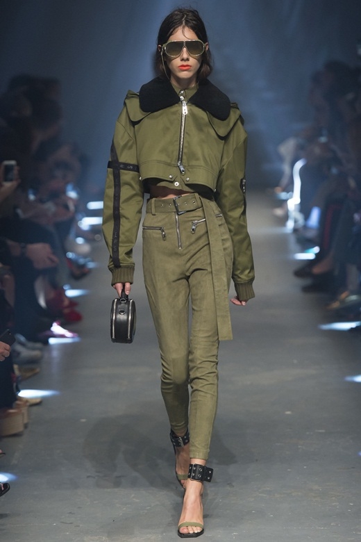 Người mẫu dùng thắt lưng che ngực trong show Versace