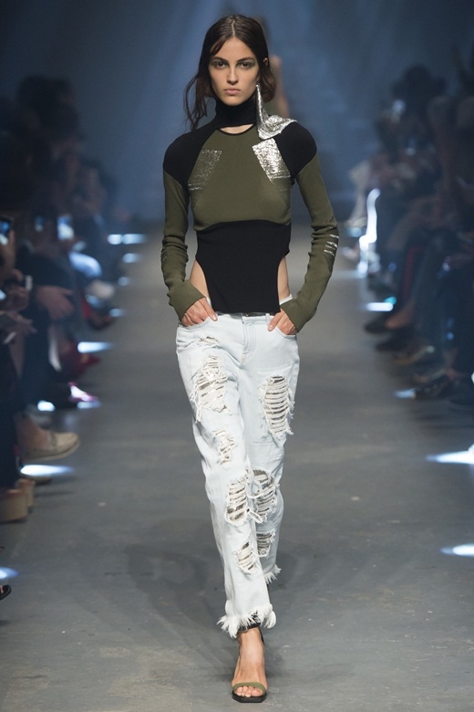 Người mẫu dùng thắt lưng che ngực trong show Versace