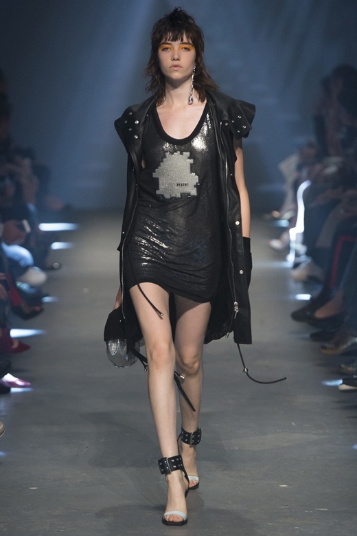 Người mẫu dùng thắt lưng che ngực trong show Versace
