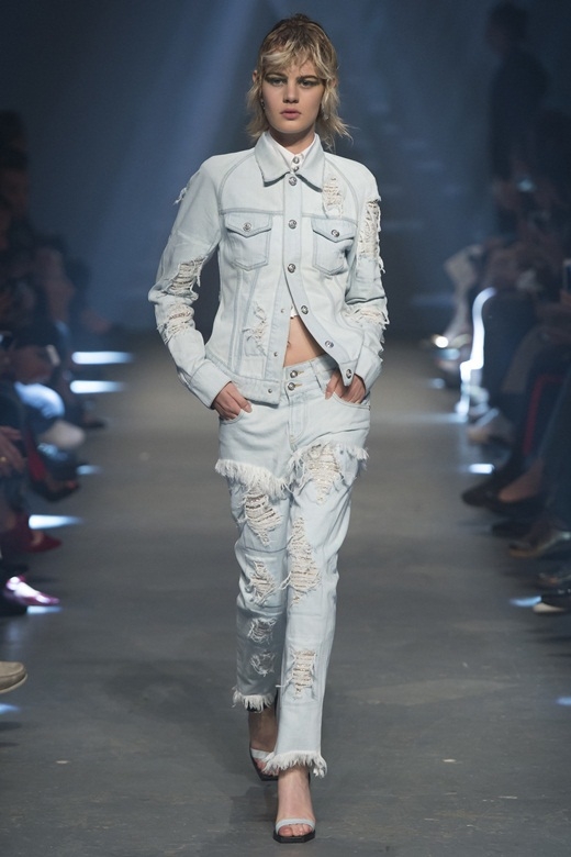 Người mẫu dùng thắt lưng che ngực trong show Versace