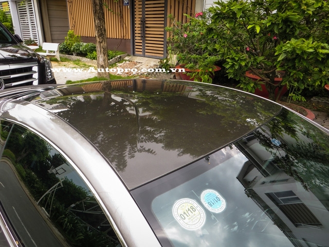  Và nóc xe cũng sử dụng chất liệu carbon cao cấp. 