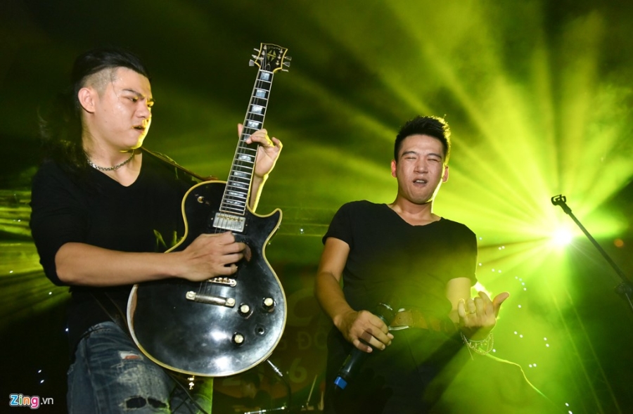 Bua tiec rock Phuong Dong cuong nhiet trong phao sang hinh anh 2